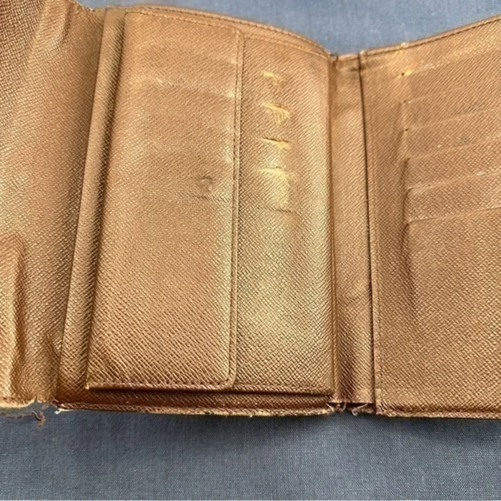 AUTHENTIC Louis Vuitton wallet. Monogram canvas.